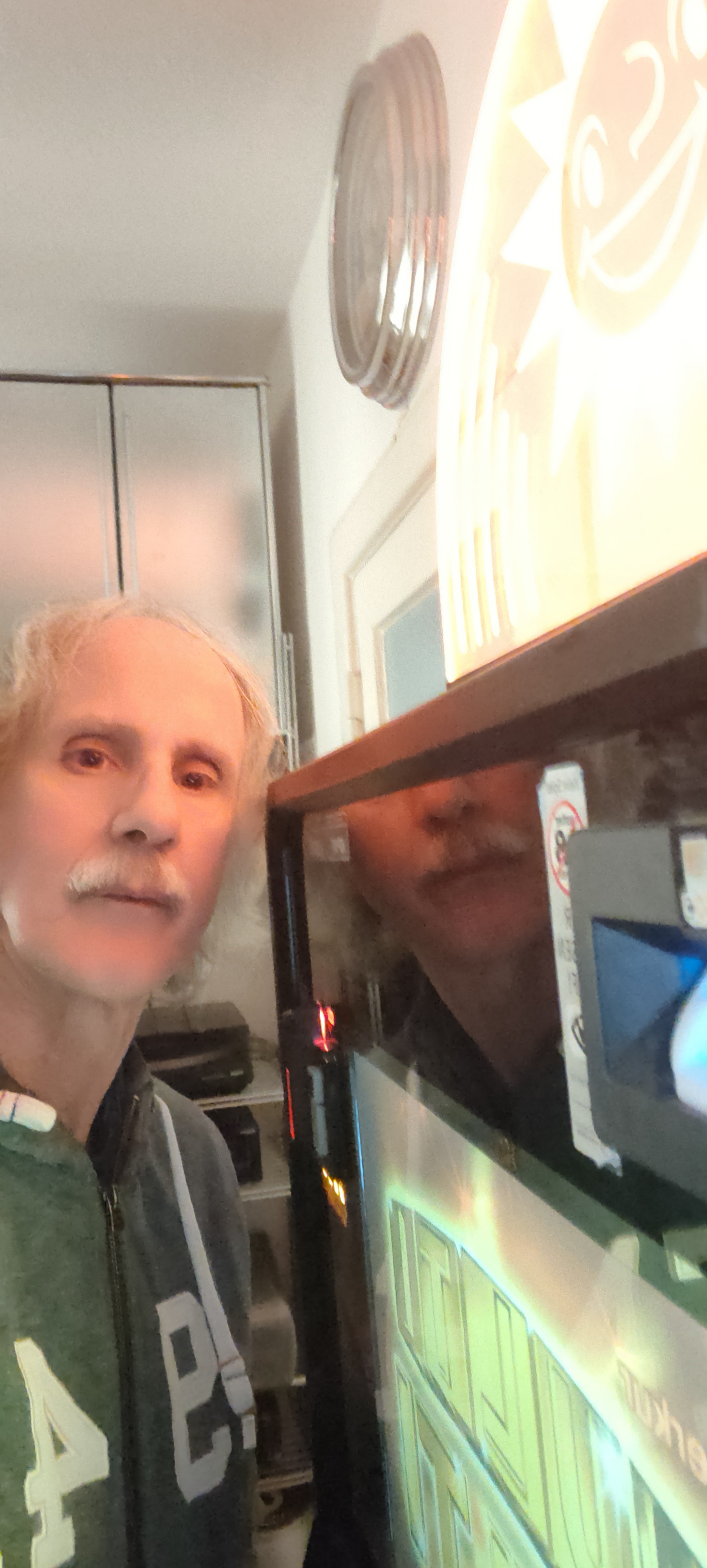 Foto vor einem Spielautomaten